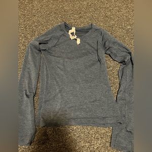 Woman’s size 4 Lululemon long sleeve